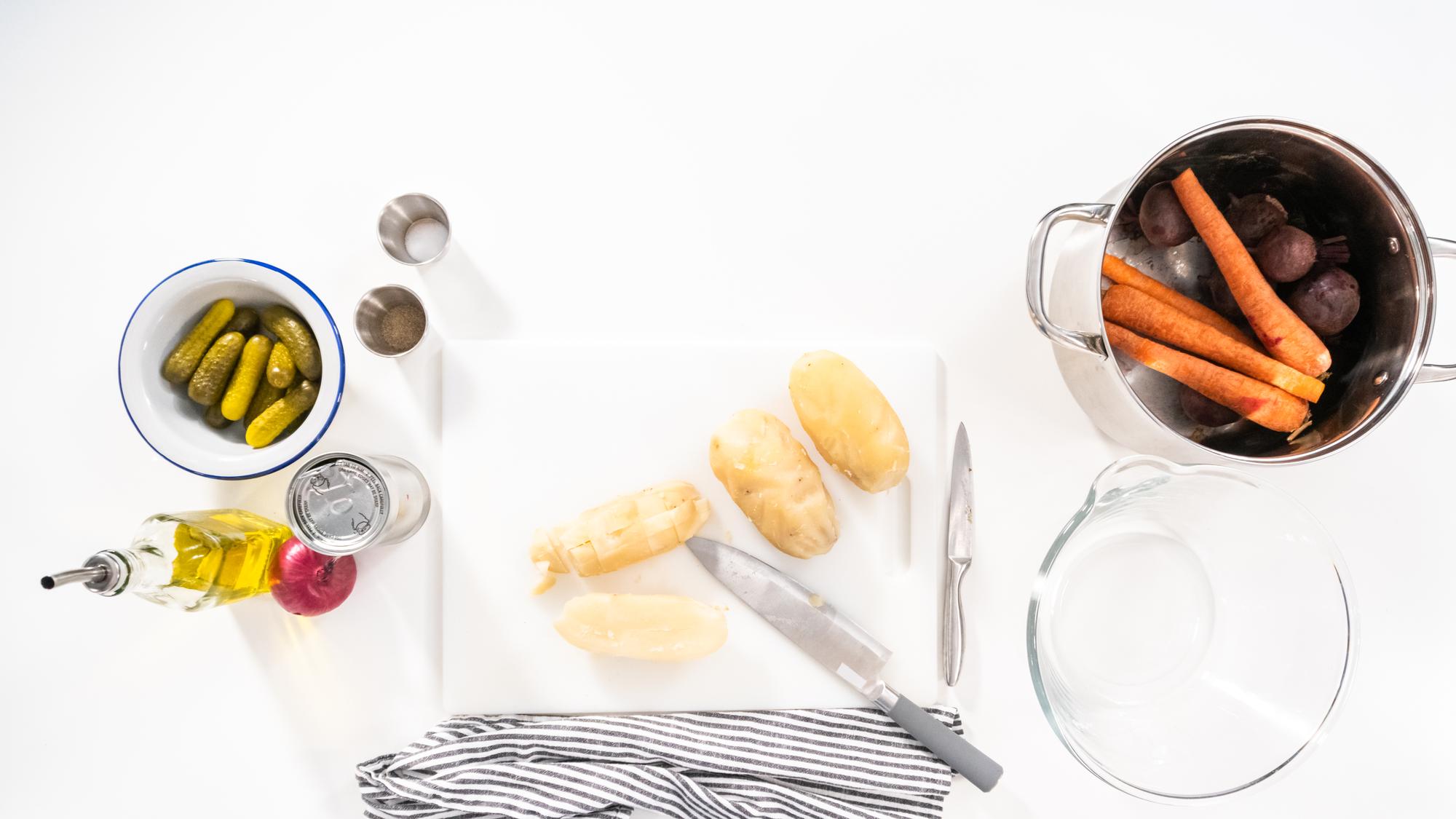 Spațiu de atelier culinar cu mese și ingrediente